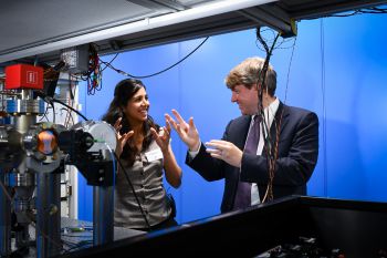 PhD student Shobita Bhumbra explains quantum sensing to Chris Skidmore MP
