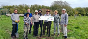 Community garden volunteers_4