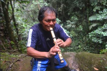 Fernando playing Quena